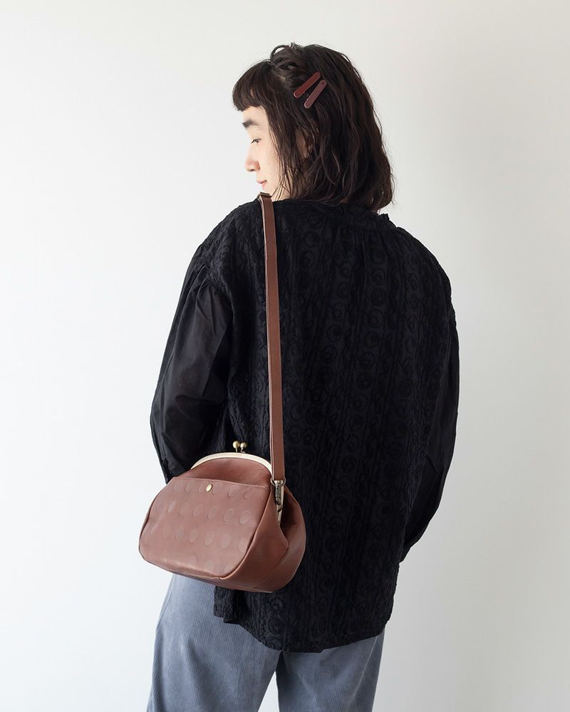 がま口ショルダーバッグの色：ダークブラウン