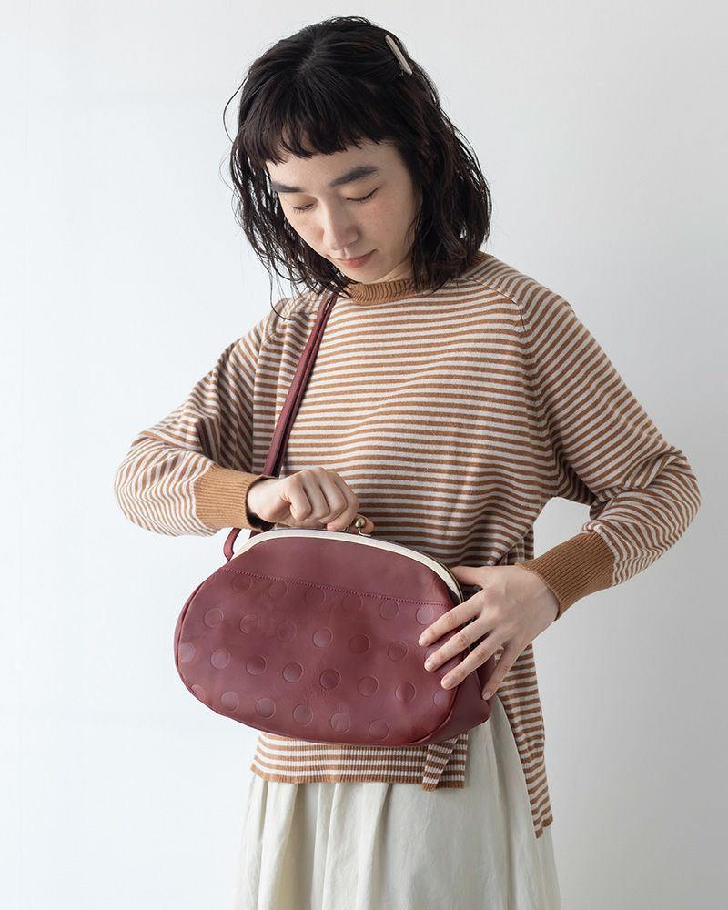 がま口ショルダーバッグの色：チェリーレッド