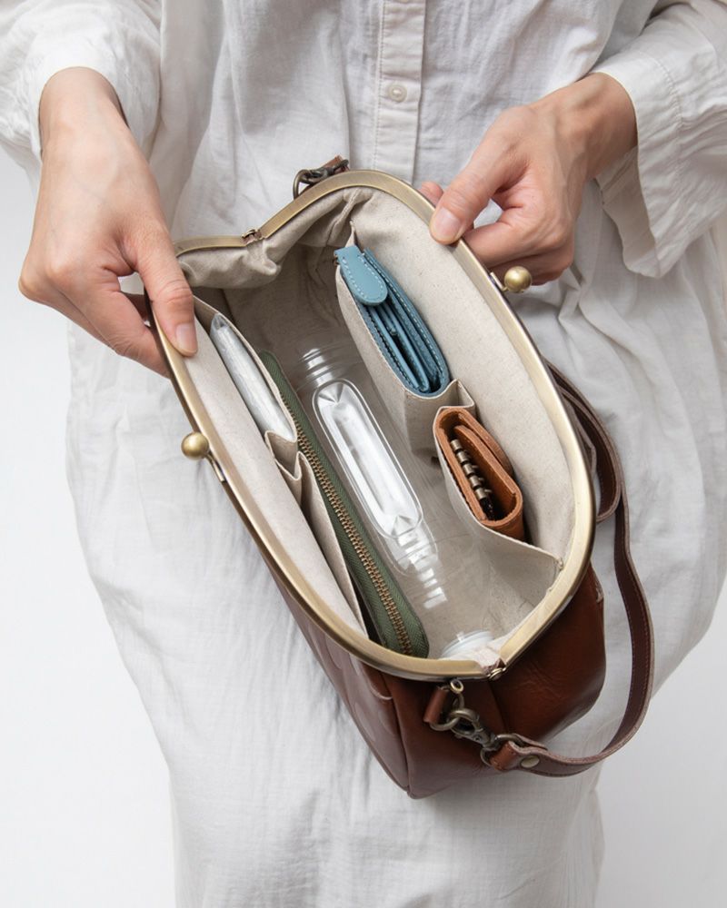 がま口ショルダーバッグの色：ダークブラウン