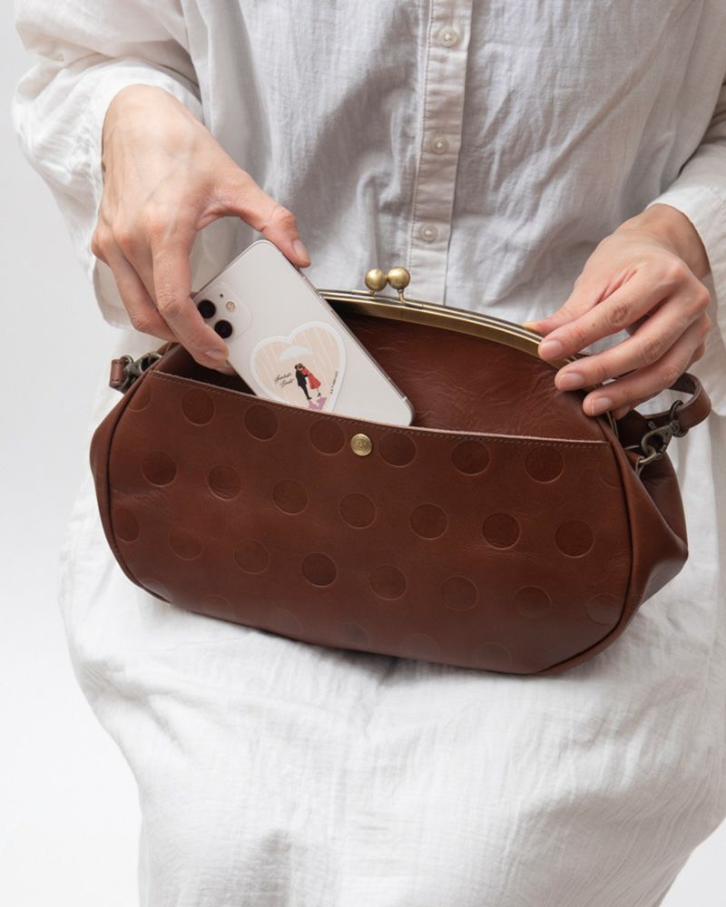 がま口ショルダーバッグの色：ダークブラウン