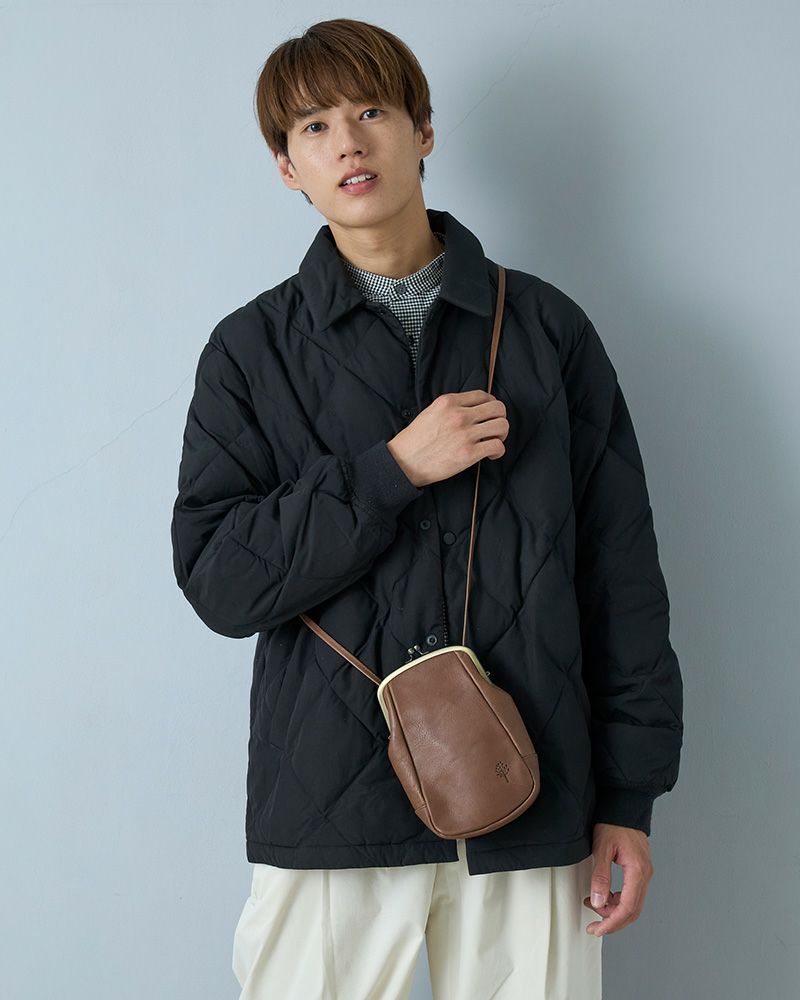 男性が持ってもカッコよく決まる、がま口ポシェット