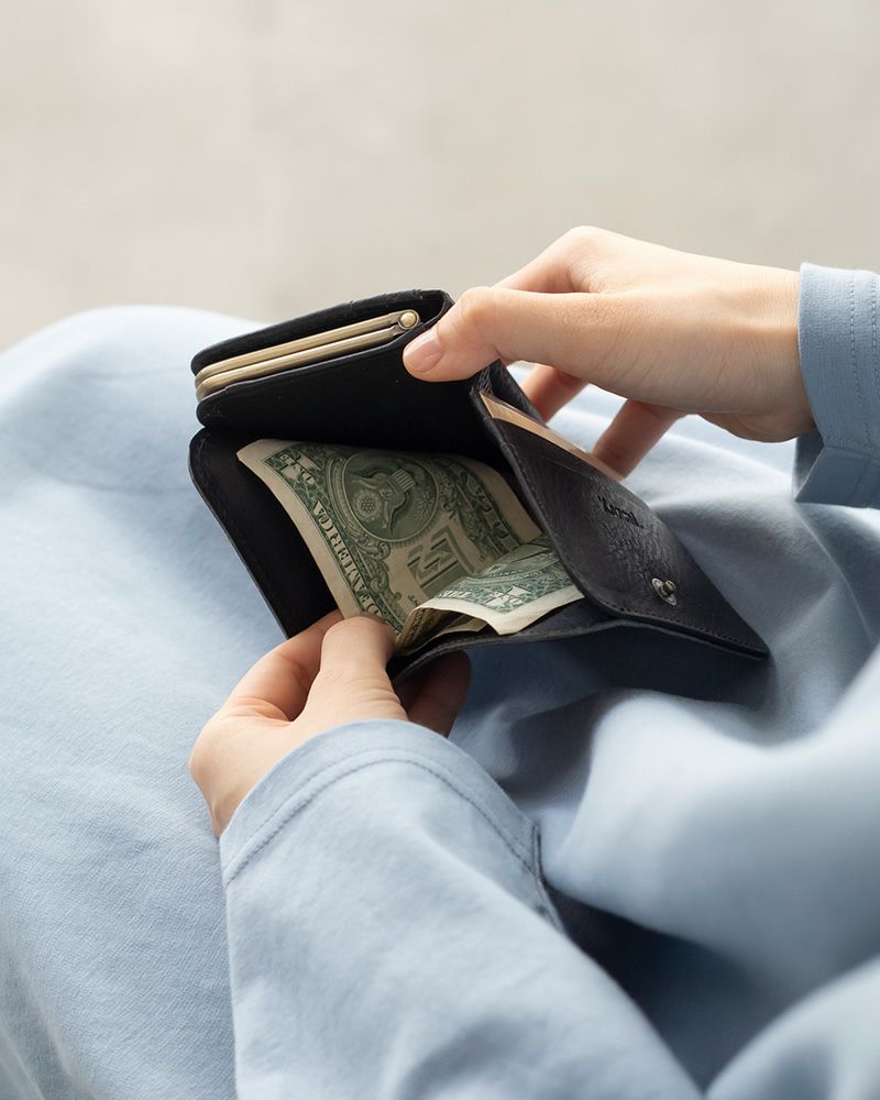 お札も折らずに分けて入れられます