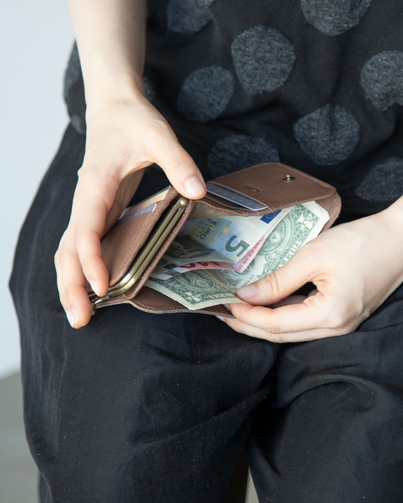 お札も折らずに分けて入れられます