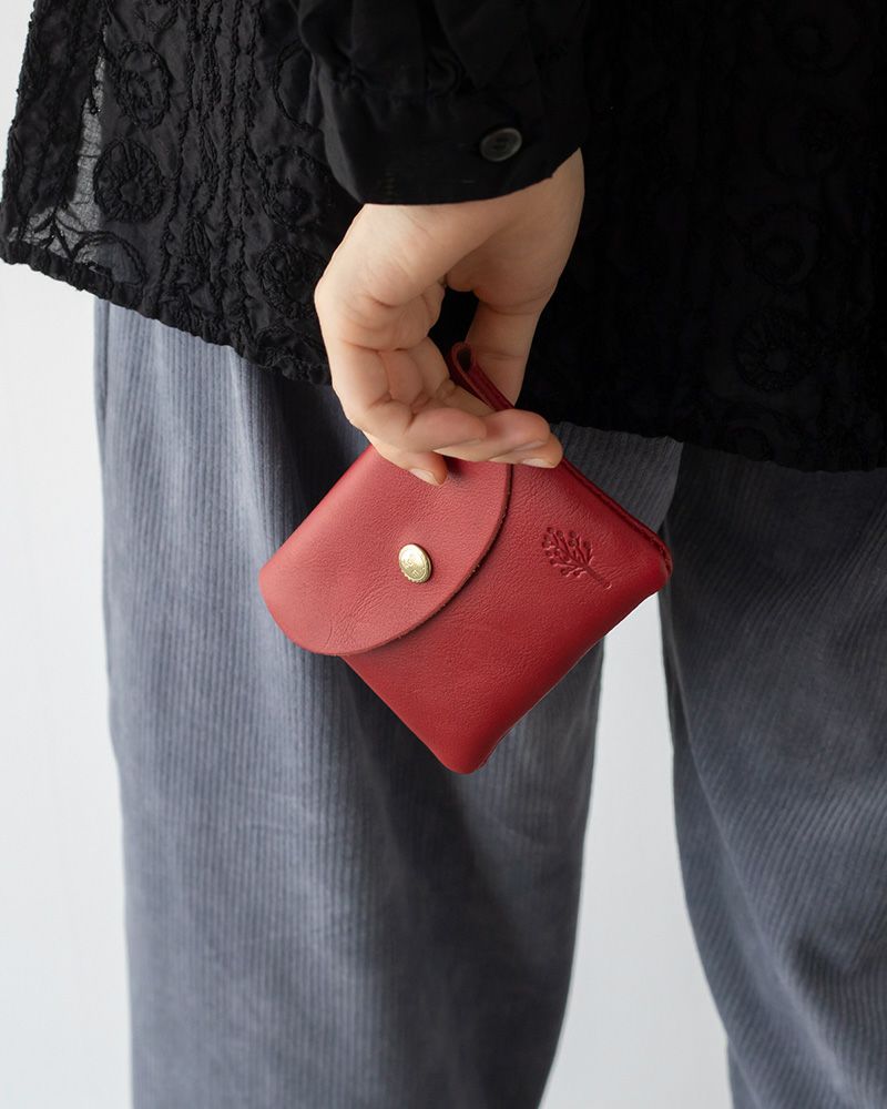 片手でさっと持てるコンパクトサイズのお財布です