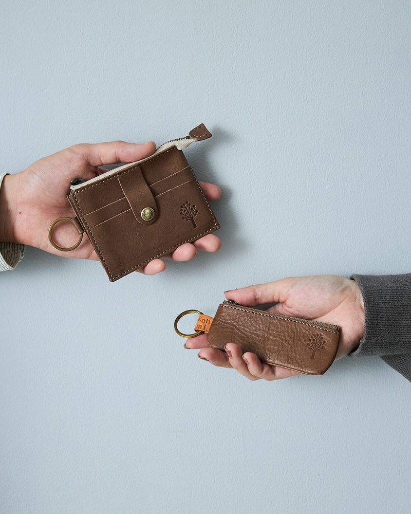 カップルや夫婦でペア使いにもおすすめな、キーコインケース