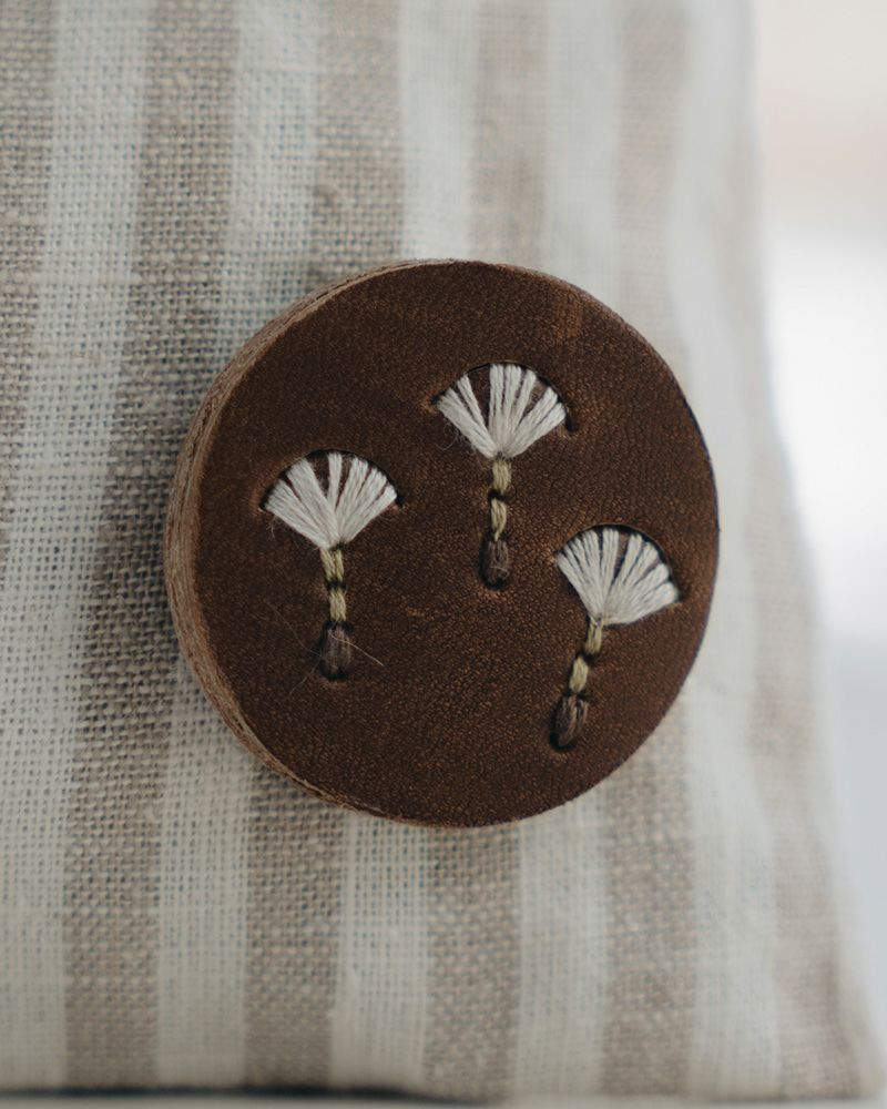 「sa i te ブローチ」わたげモカグレー