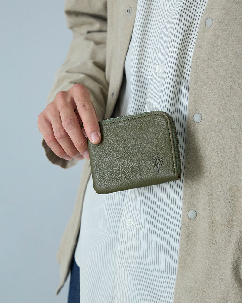 ポケットにも収まる、男性にもおすすめなショートウォレット