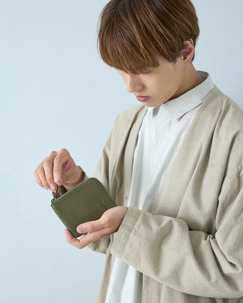 さっと引くだけで小銭もお札も見渡せる、L字ファスナー