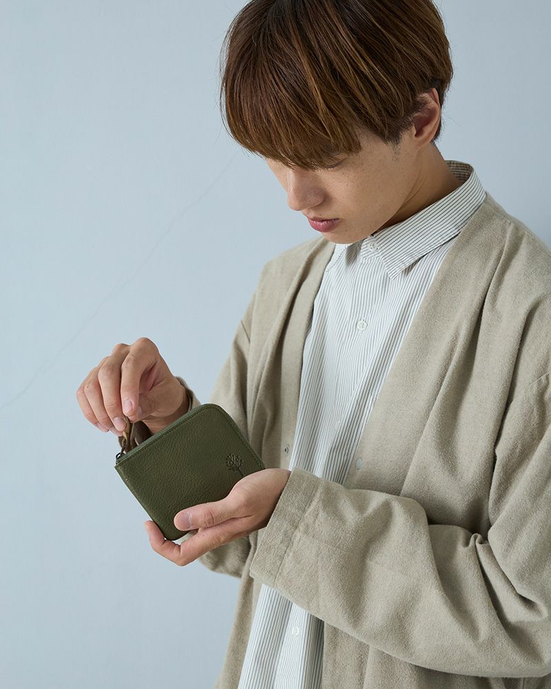 さっと引くだけで小銭もお札も見渡せる、L字ファスナー