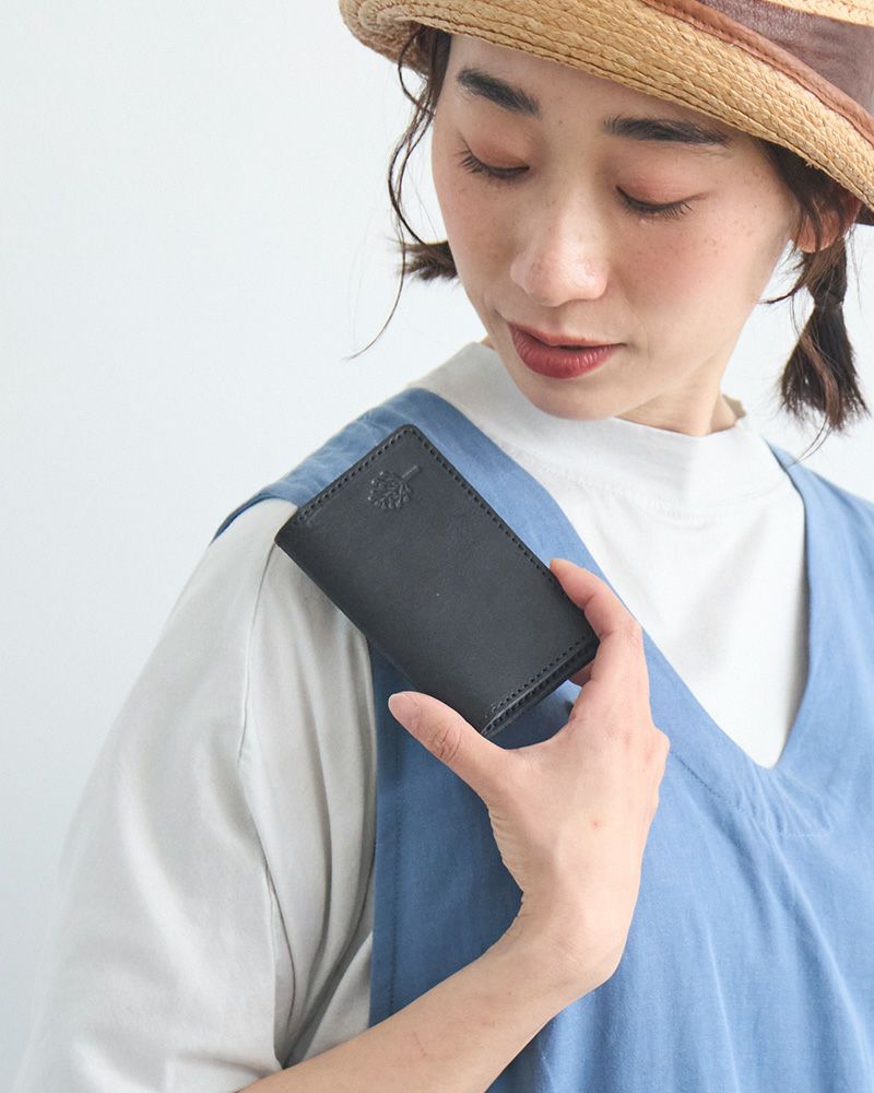 シンプルで使いやすいデザインの名刺入れ、カードケースです