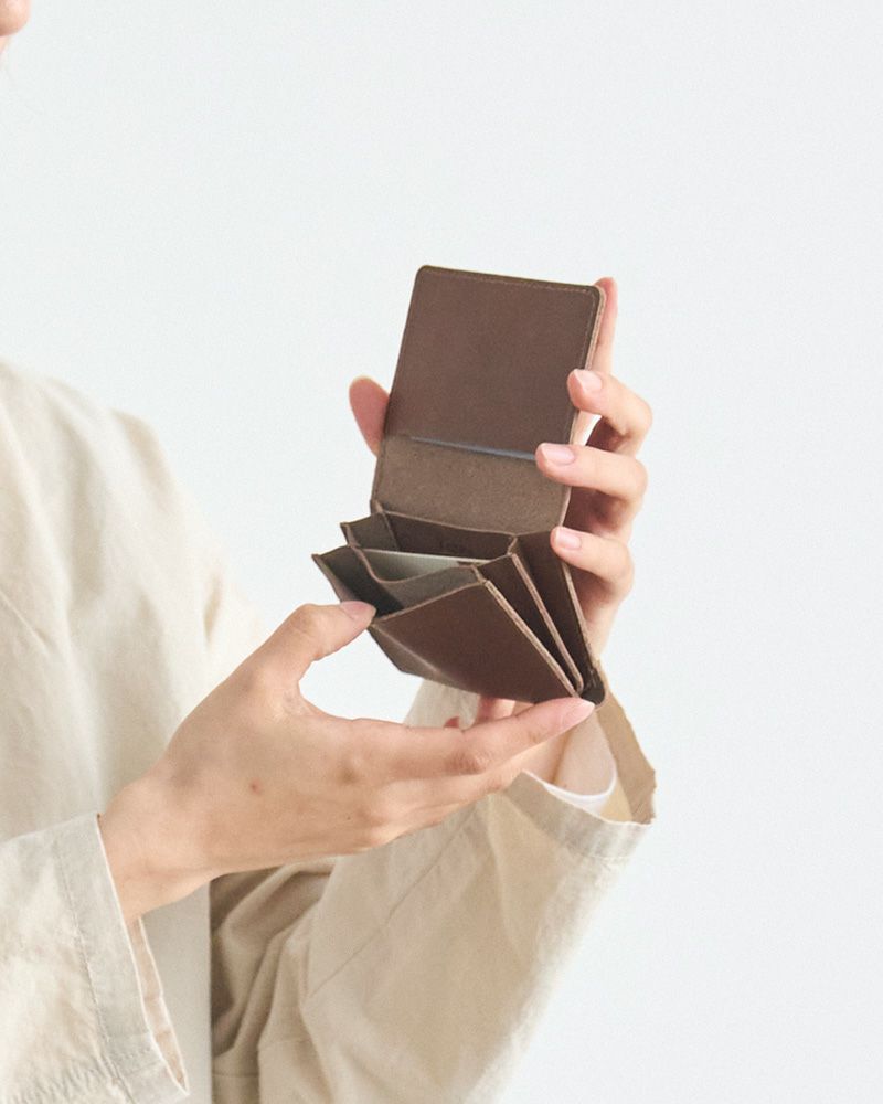 マチがあってお部屋が3つに分かれているので、整理して収納できます／モカグレー