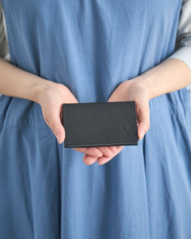 スリムな手のひらサイズのカードケース、名刺入れです