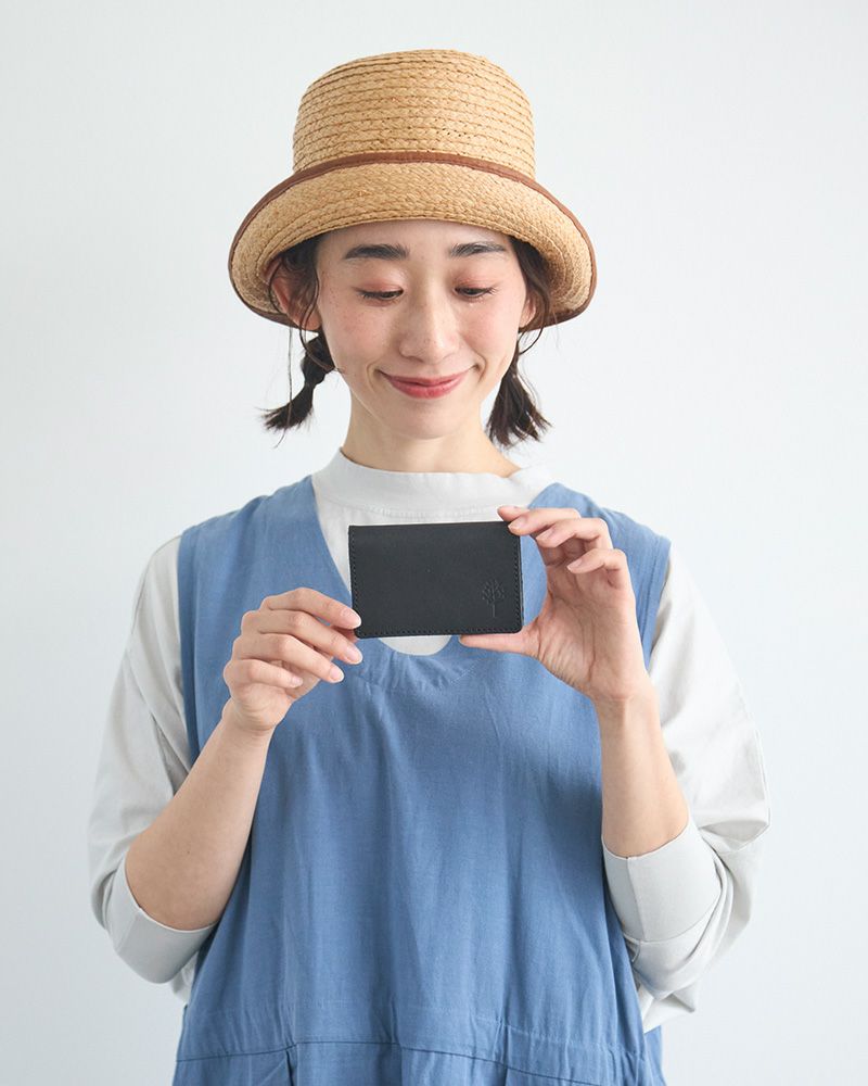 ビジネスシーンでは名刺入れとして、プライベートにはポイントカードやショップカードを入れても◎