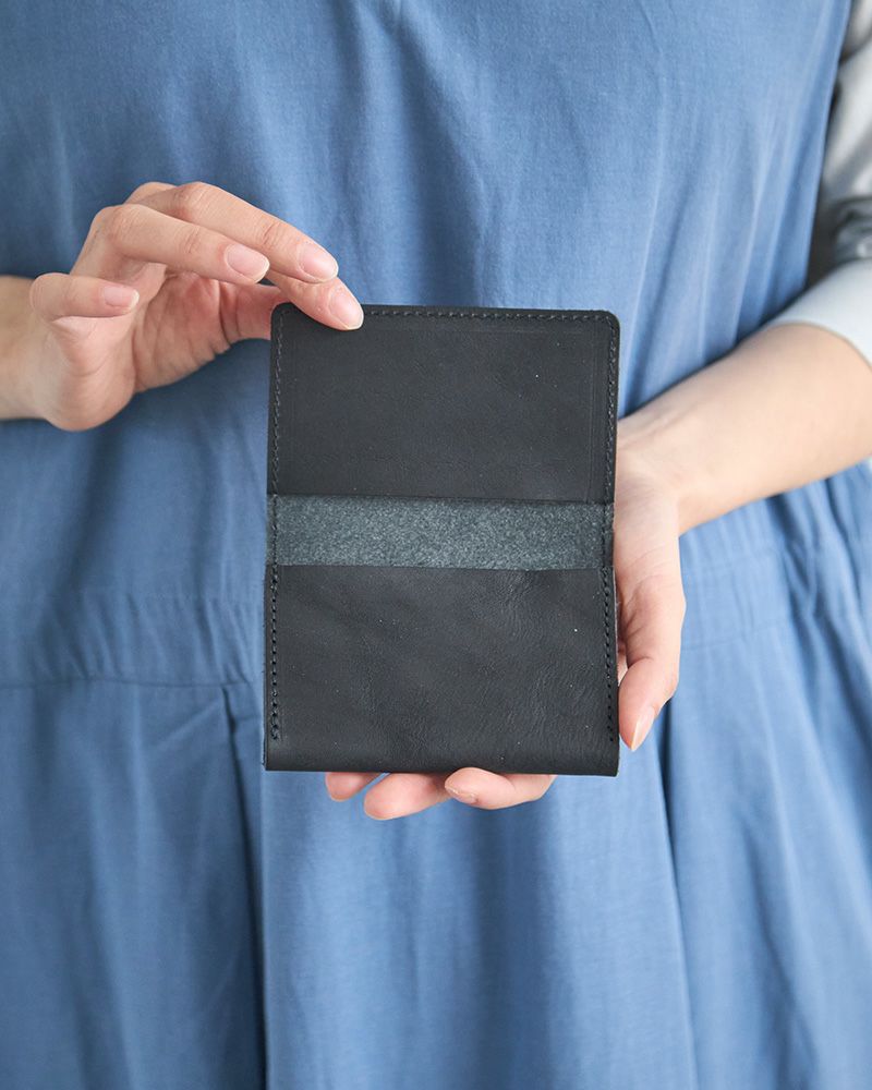 上質な革の風合いが感じられる名刺入れ、カードケースです