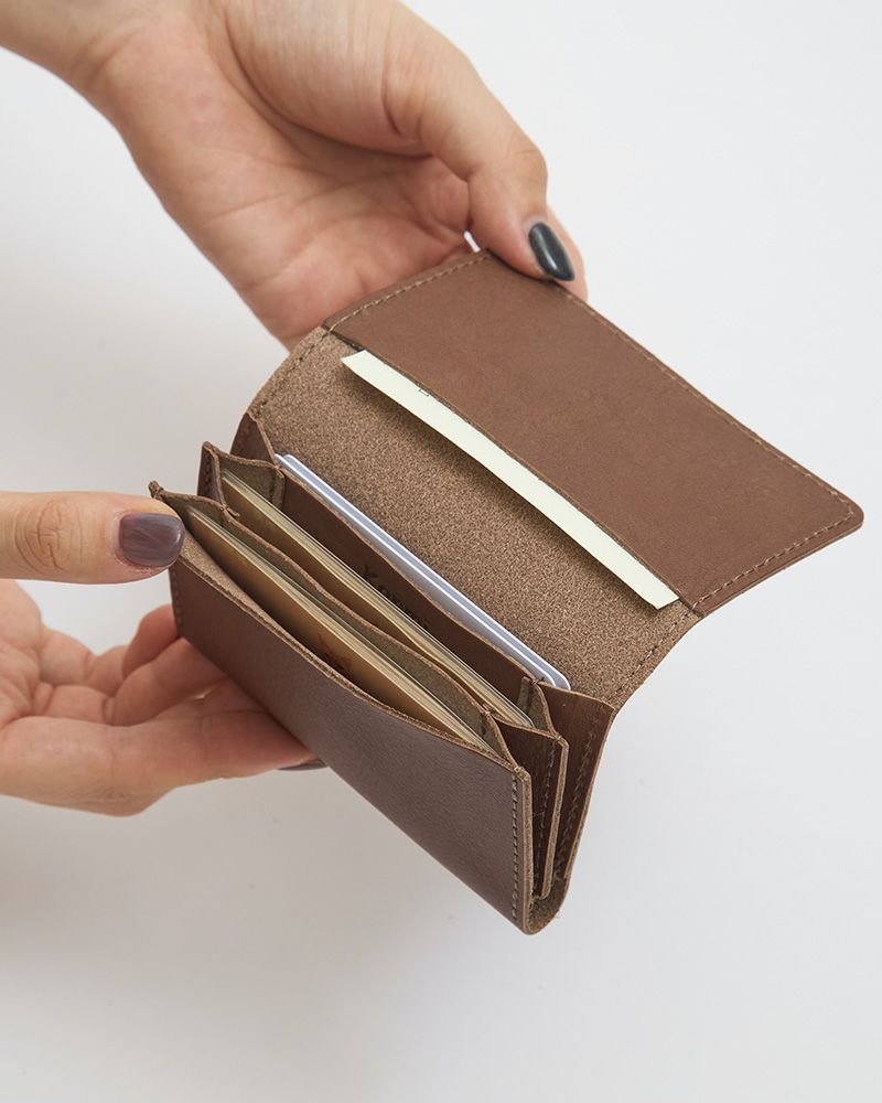 風琴マチといわれる日本独自の伝統技法で、マチがあるのに薄く、すっきりとした外観が特徴