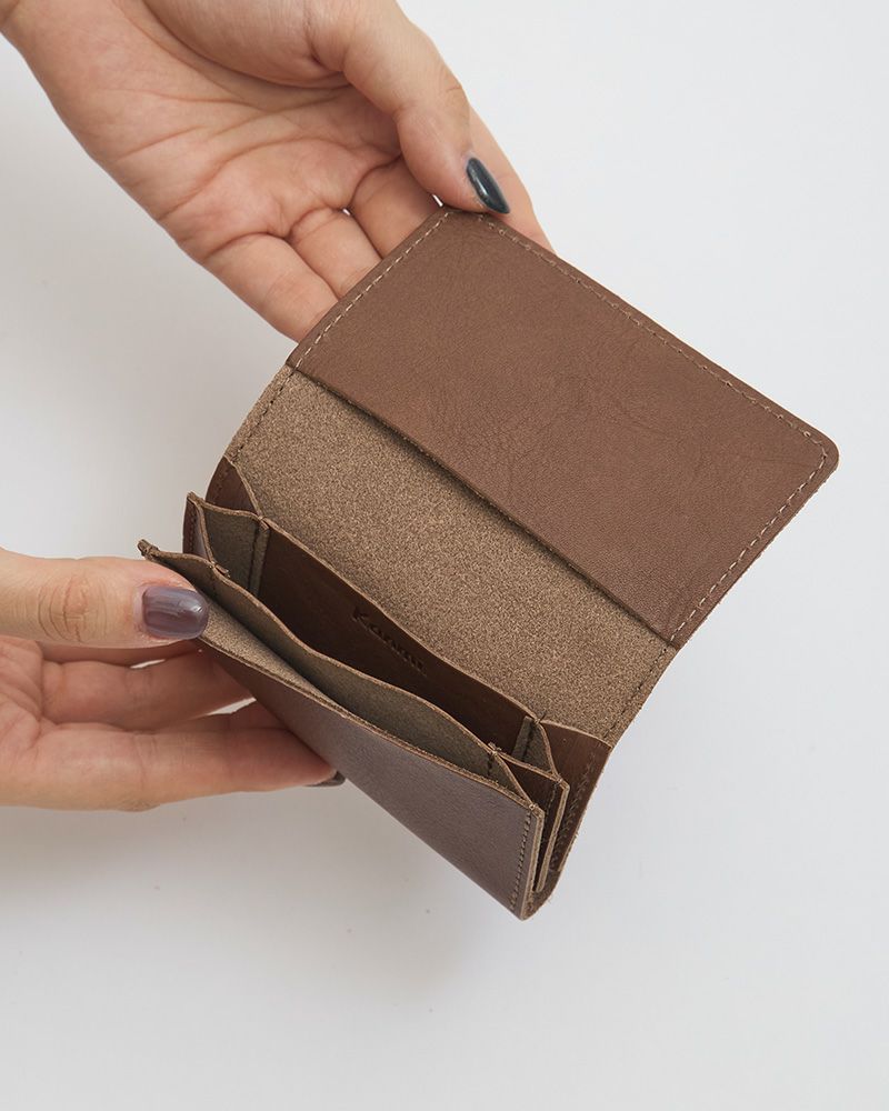 薄いのに全部で4か所に分けて収納して頂けます