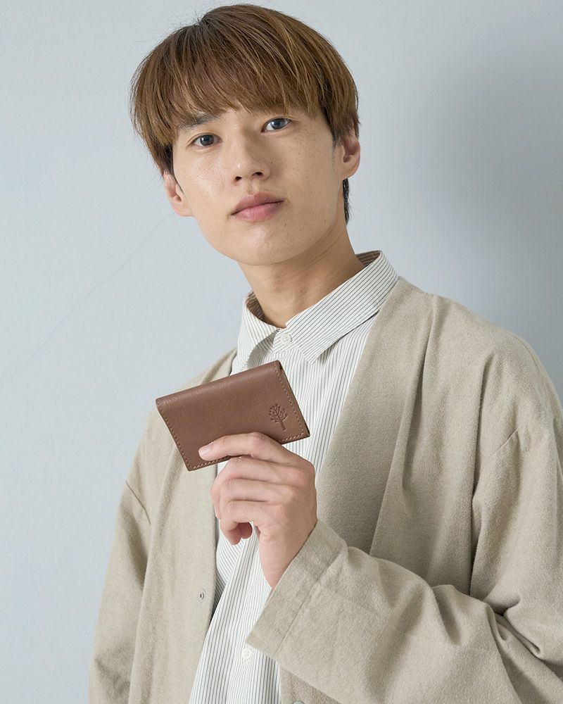 シンプルデザインだから男性も持ちやすい、本革カードケース