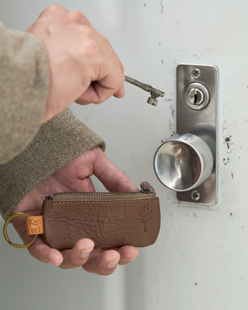 シンプルだけれど目を引くデザインのキーポーチ