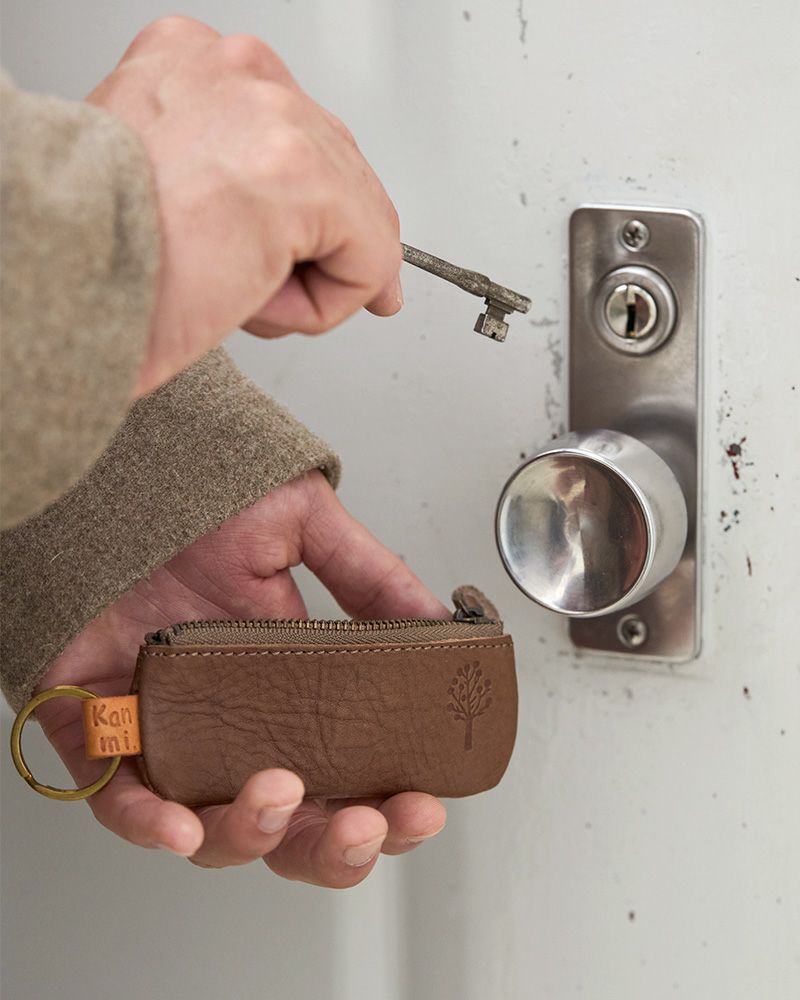 シンプルだけれど目を引くデザインのキーポーチ