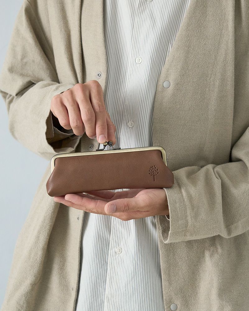 開閉が心地いいレザーがま口ケース