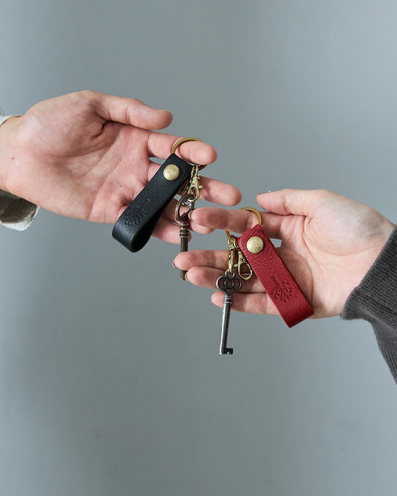 カップルや夫婦でペア使いにもおすすめな、本革キーリング