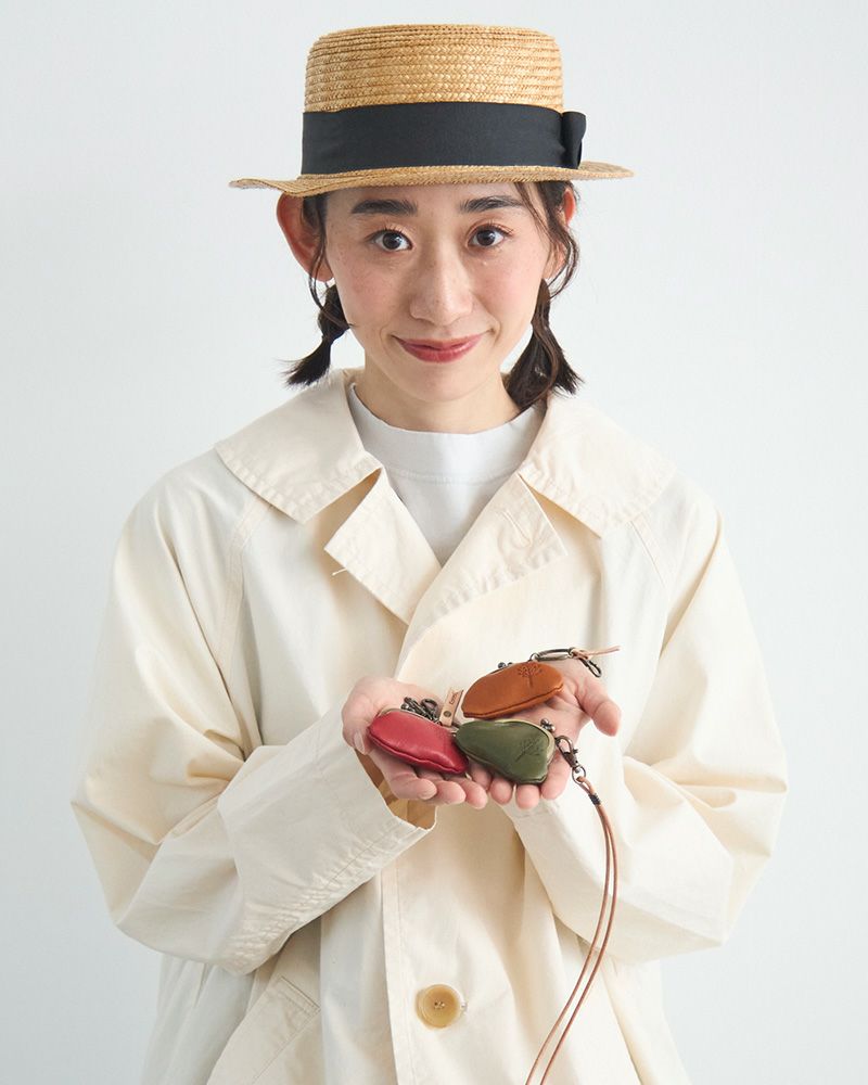 こがま口の色：上から時計回りに キャメル／グリーン／レッド