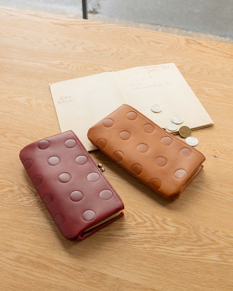 キャンディ あおりロングがま口ウォレット　左：チェリーレッド／右：キャラメル