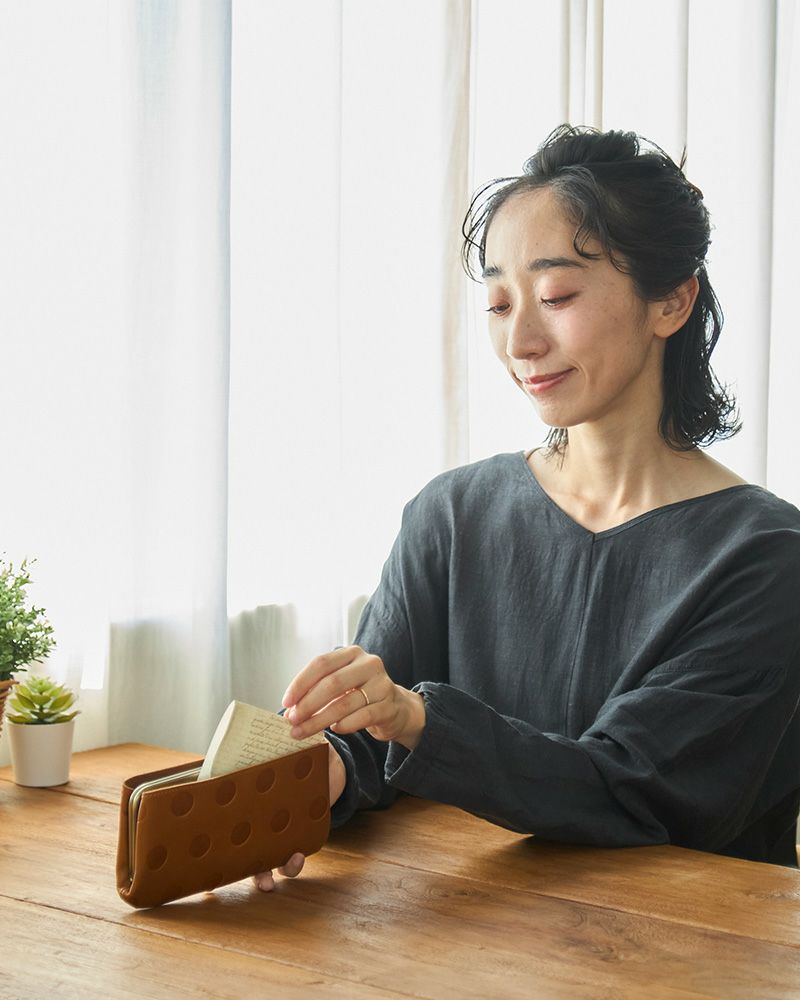 あおりポケットにはすぐに出したい駐車券やポイントカードなどを入れておくと便利！