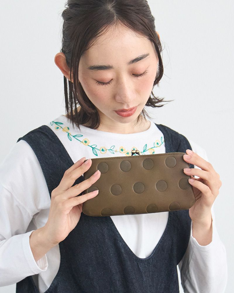 大きすぎない長財布なのに、両側のポケットで収納力抜群