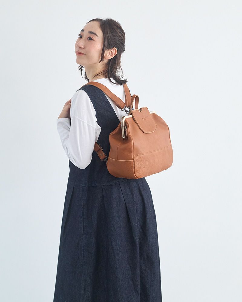 がま口を包む革フラップと3WAY仕様。リュック・肩掛け・手持ちを自在に楽しむ機能美バッグ。