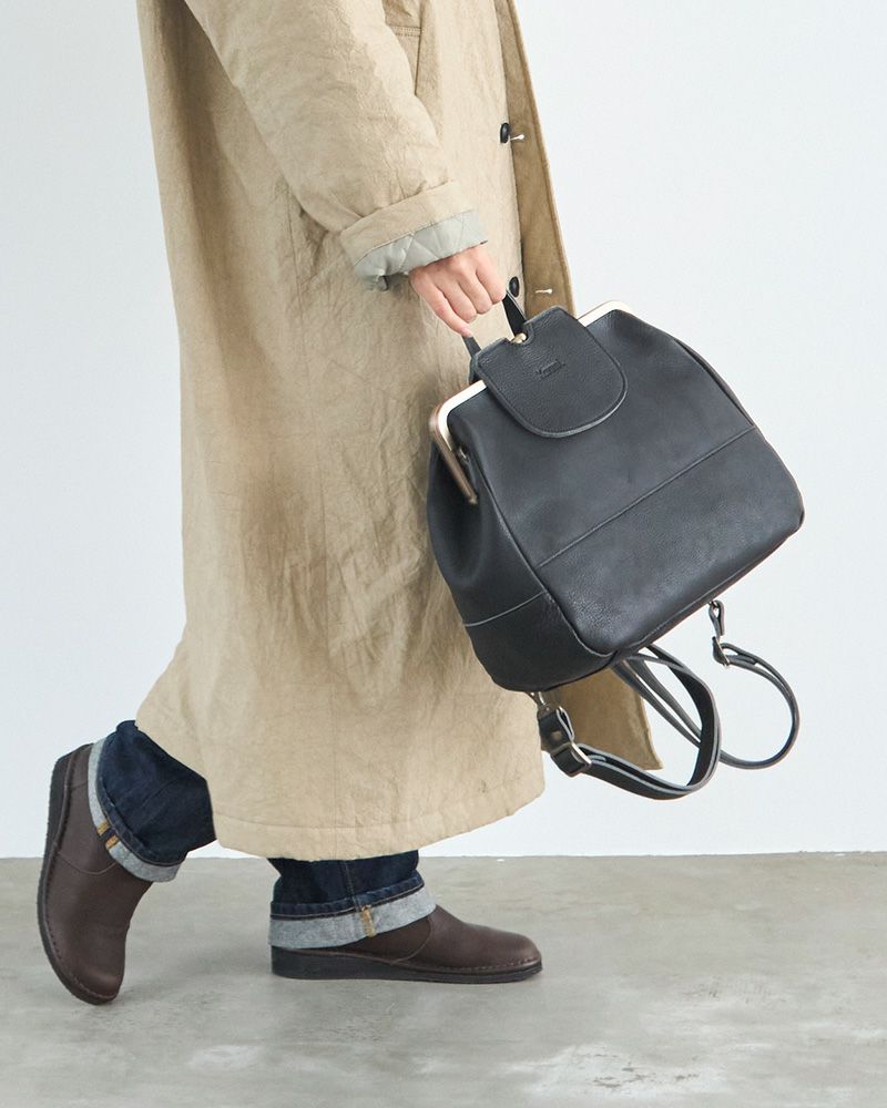 がま口×牛革×3WAY。表情豊かな素材と使い勝手で、日常を自由に彩るバッグ。