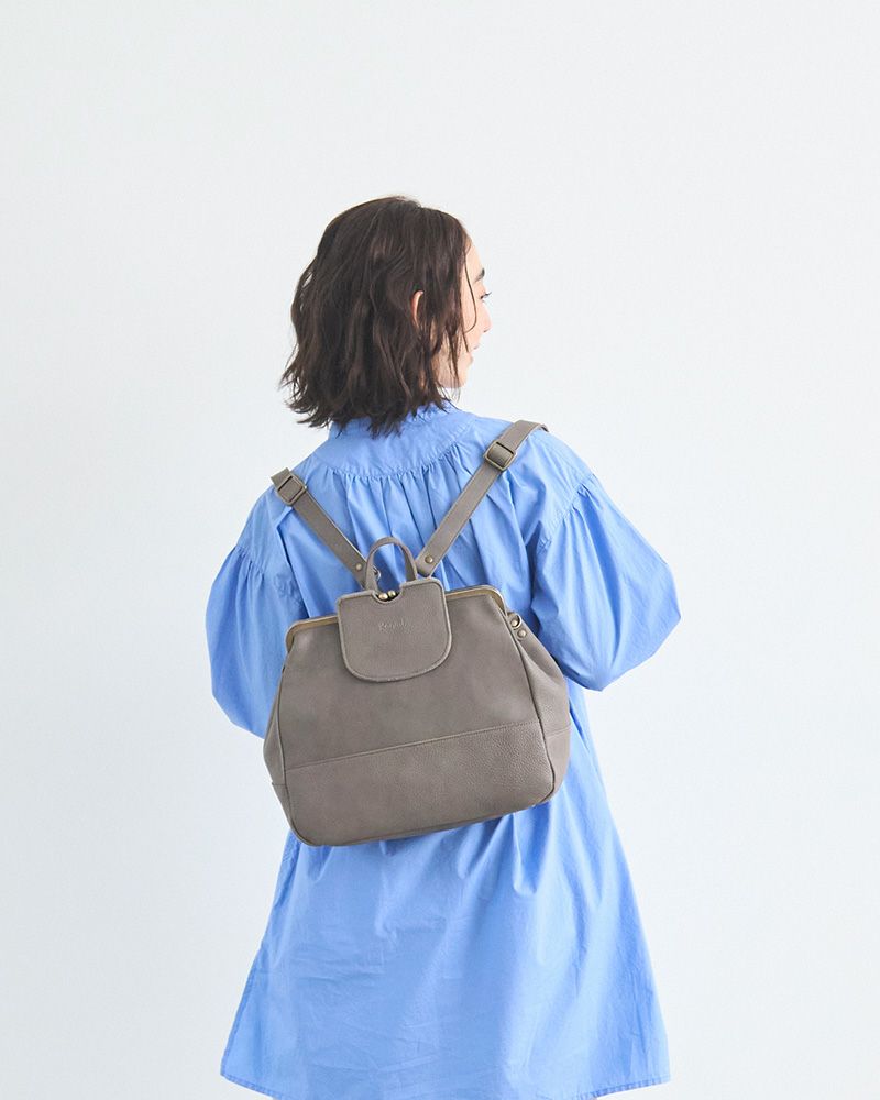 見た目はがま口、佇まいは本革バッグ。3WAYで使えて毎日が快適になる一品。