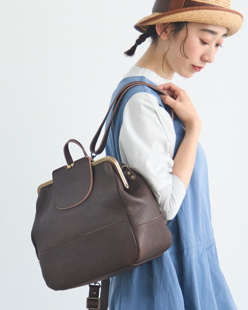がま口のかわいさと革の品格を併せ持つ、3WAY仕様の大人バッグ。