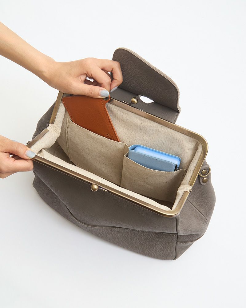 小物収納に優れた内ポケット2つ。がま口でも荷物を整理して持てる設計。