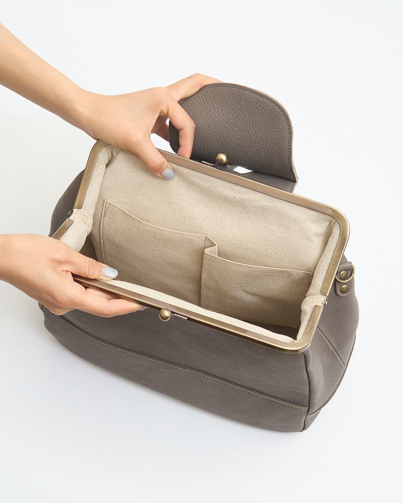 裏地に綿麻素材を使い、内側にも優しく、見えないところにもこだわりました。