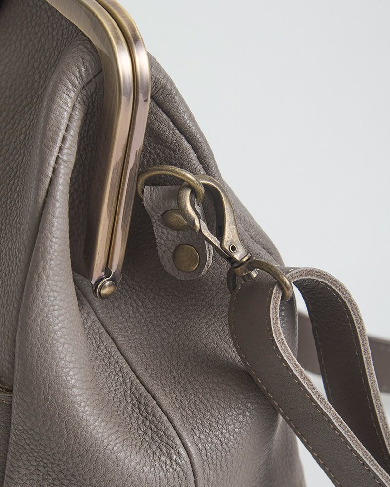 ショルダーストラップは着脱可能です。