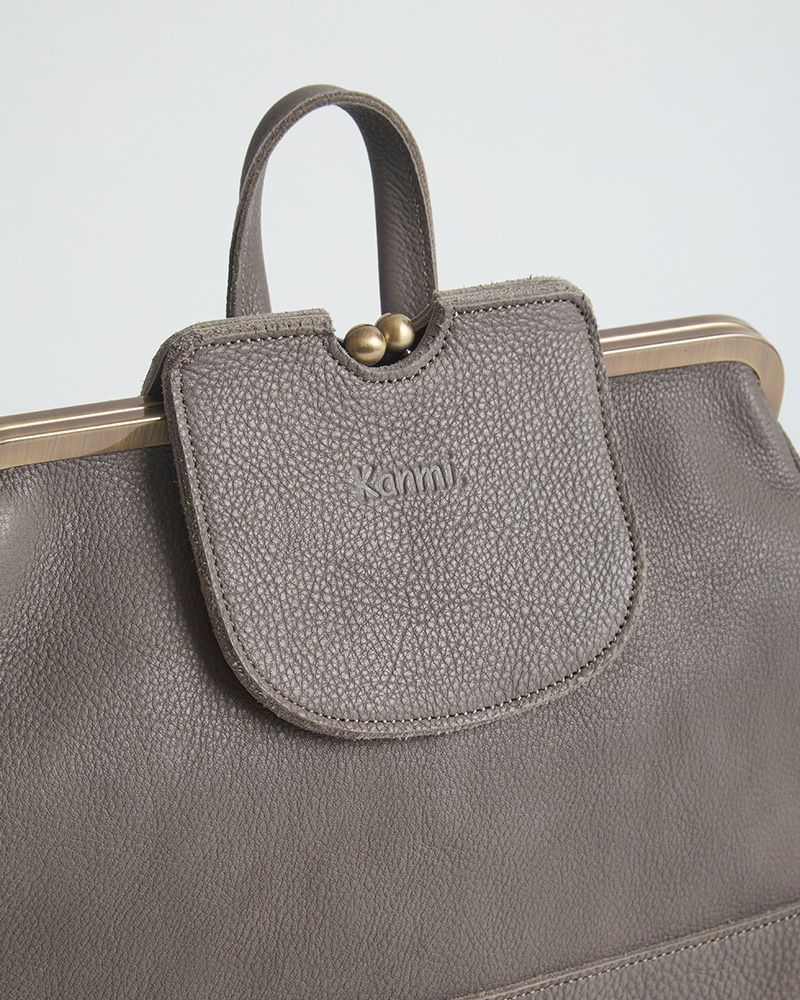 フラップでがま口を包む安心設計。収納力と機能性を兼ね備えた大人の3WAYバッグ。