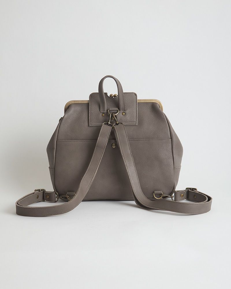 小柄な方にも嬉しい最短肩掛け長さ。背負ったときのバランスもきれいに設計。