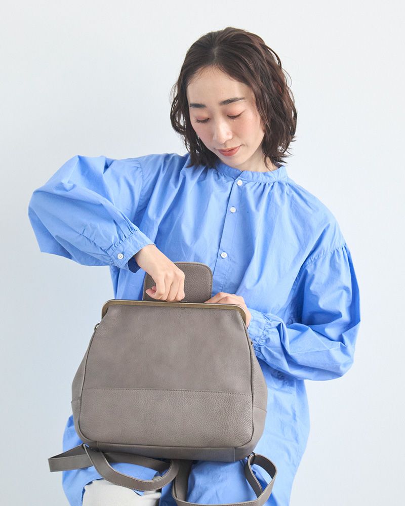 がま口を覆う革の包み込み感が安心感を演出。毎日使いたくなる佇まい。