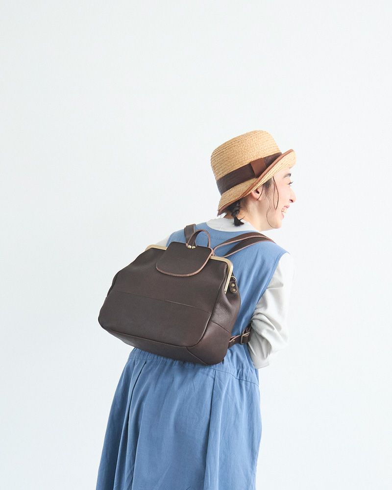 見た目以上の軽さ950g。3WAYなのに身軽に持ち歩ける革バッグ。