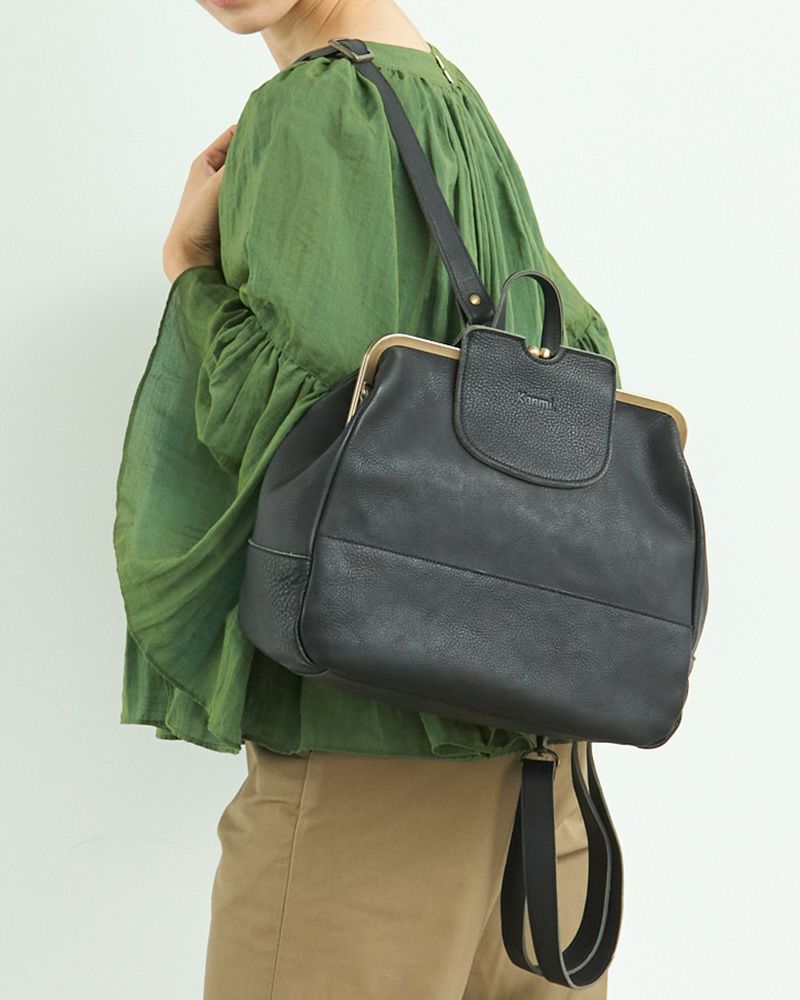 革の風合いを活かした染色。色味の個体差も楽しめる、唯一無二のバッグ。