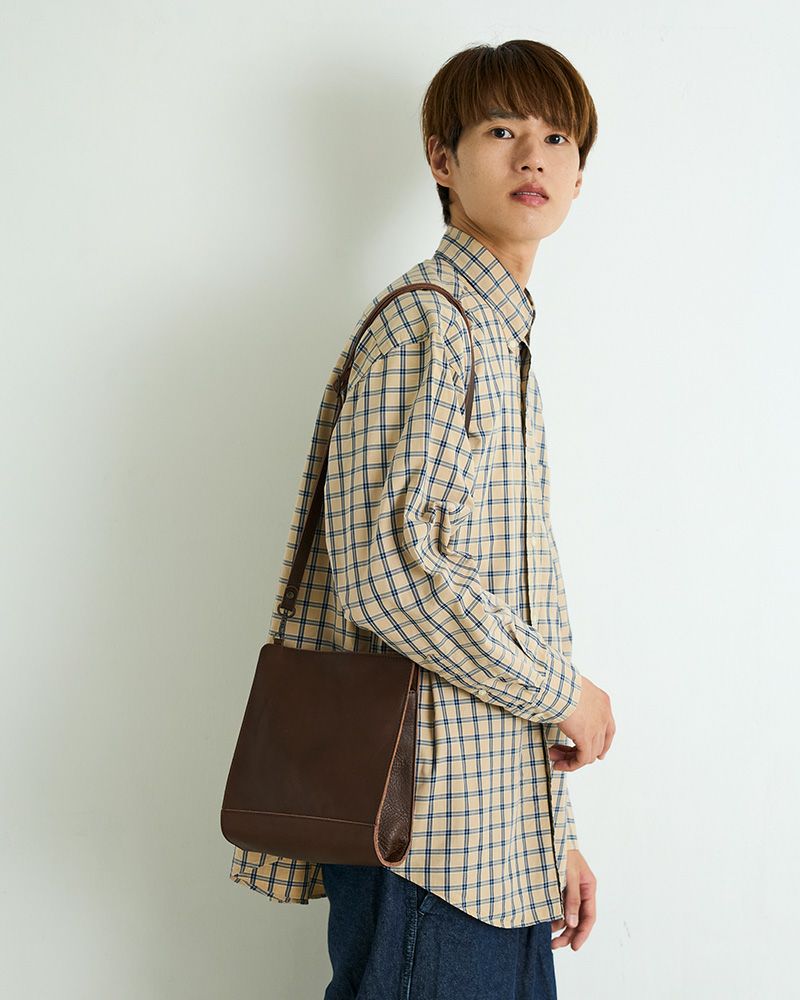 男性にも似合うシンプルショルダーバッグ