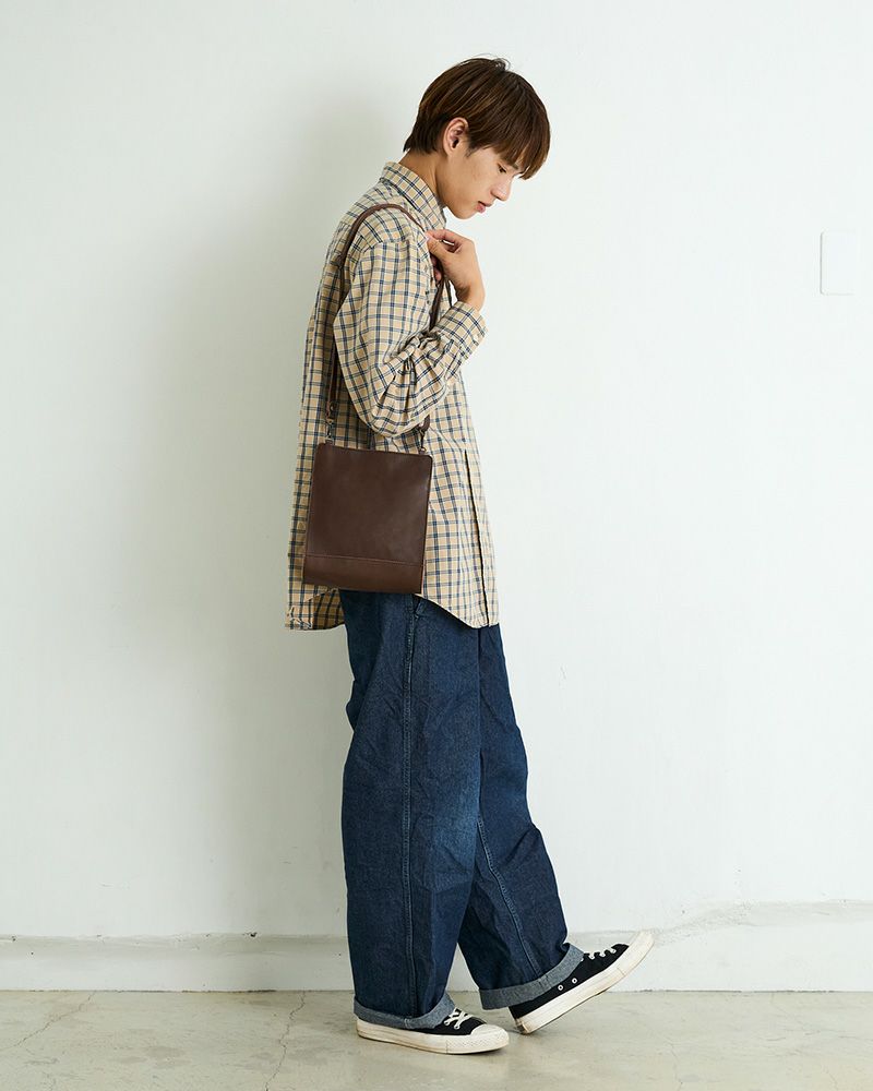 すっきりと体に寄り添うショルダーバッグ