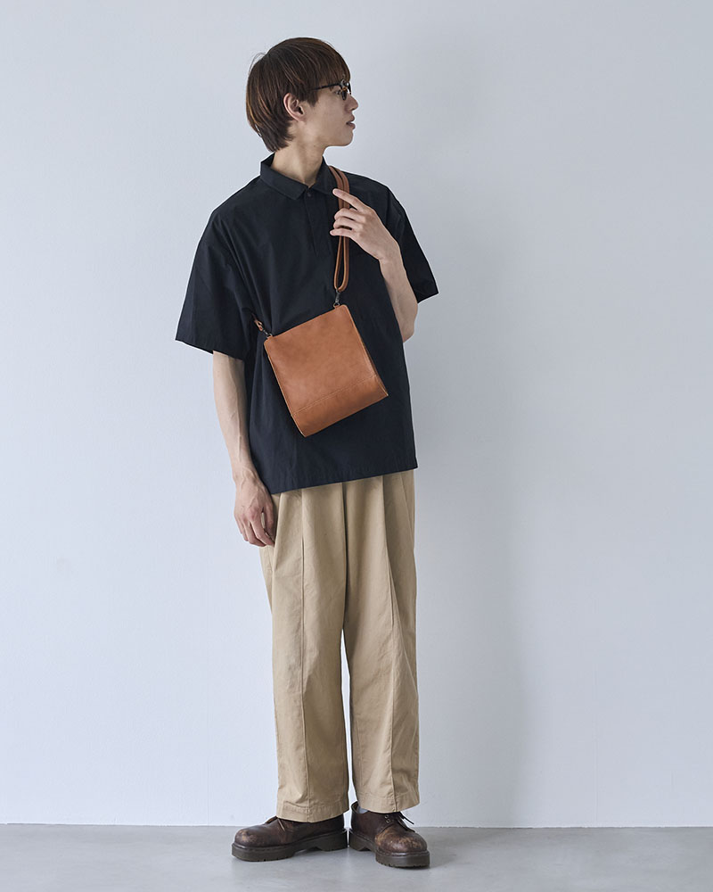 真四角のシルエットがカッコよくきまる本革ショルダー