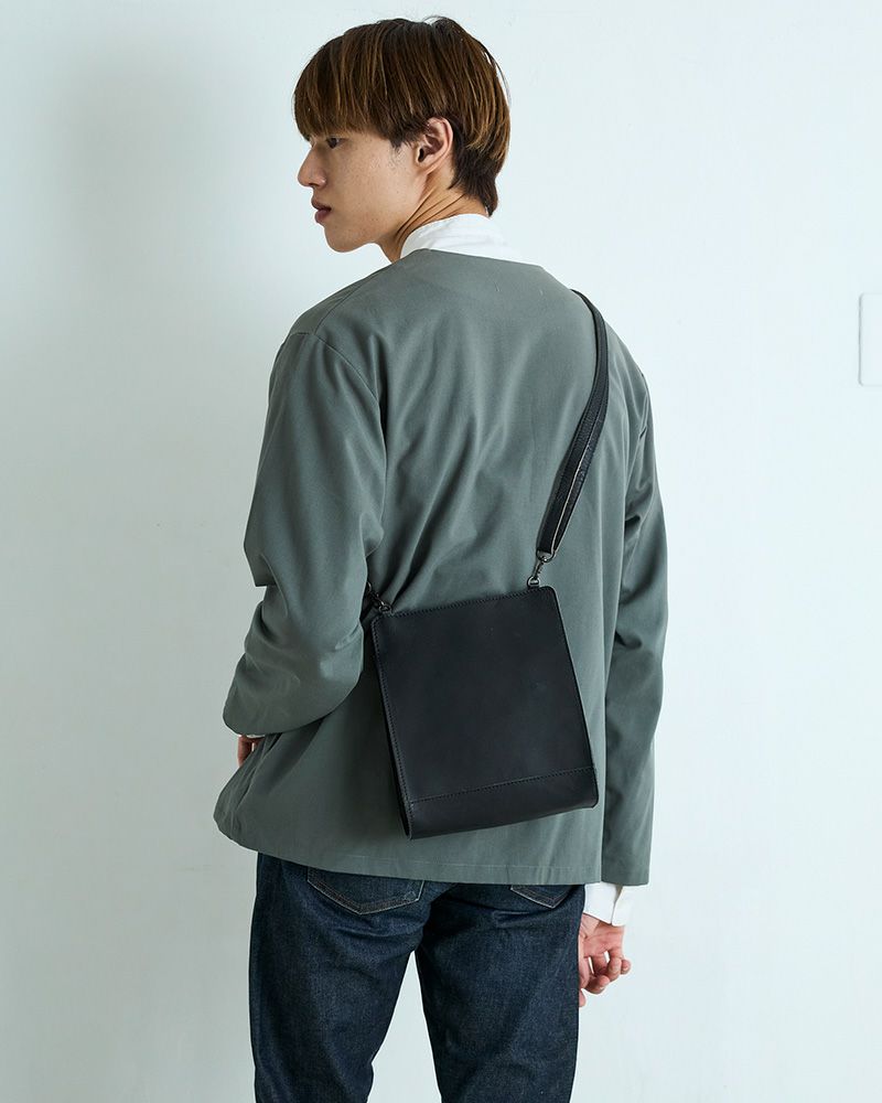 真四角のシルエットがカッコよくきまる本革ショルダー