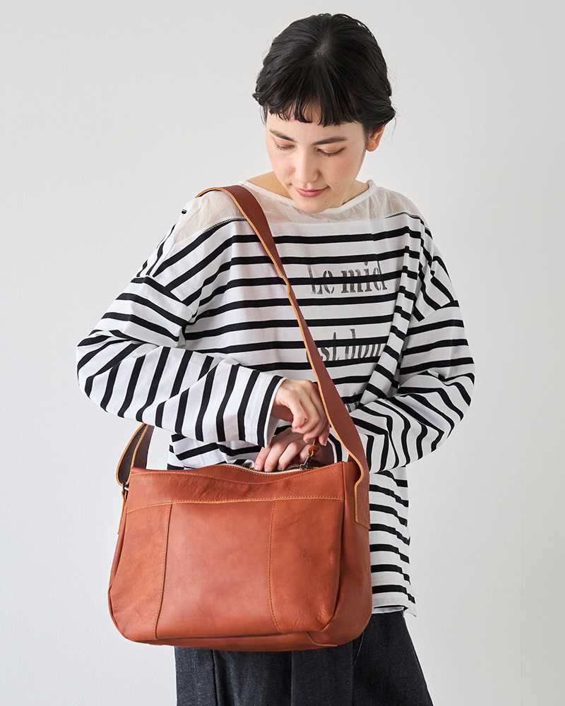 通勤通学にも使える「All story pote ショルダーバッグ」