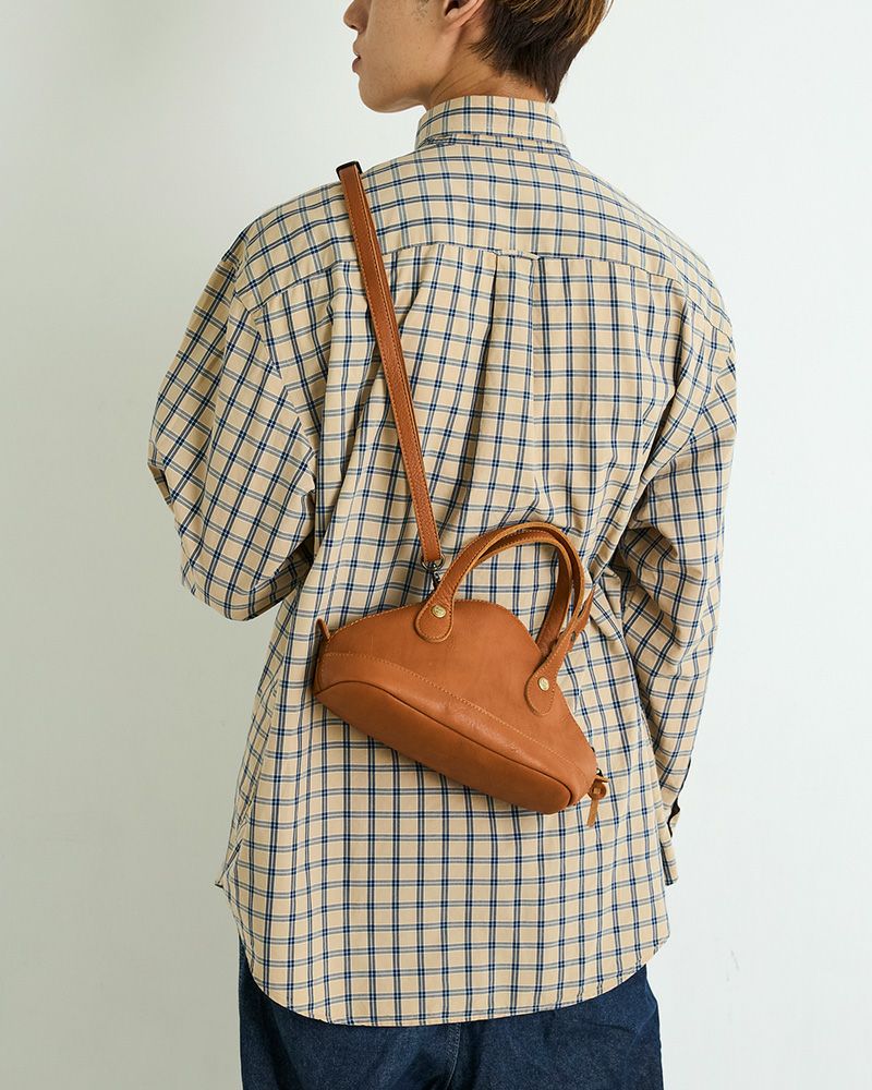 ハンドバッグとショルダーの2WAYで楽しめる、レザーバッグ