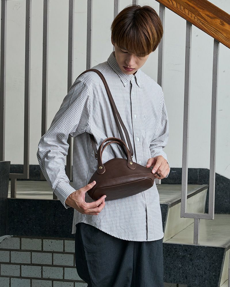 シルエットが個性的な本革ショルダーバッグ