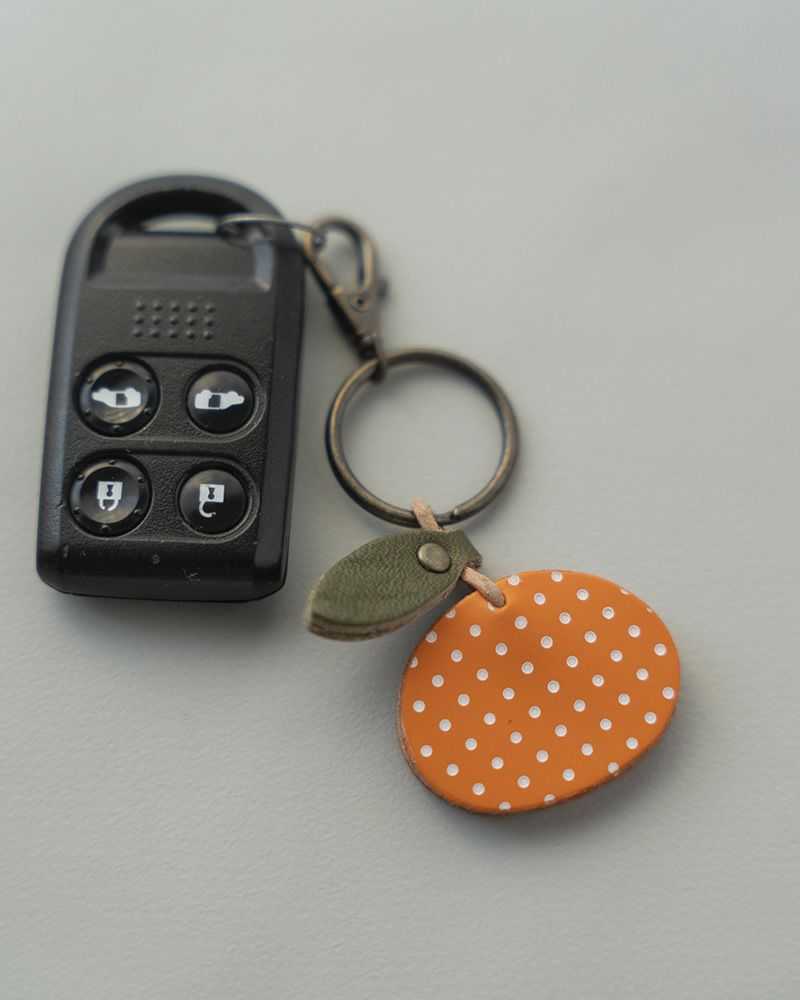 シンプルな鍵にアクセントを「森の果実 キーリング　みかん」