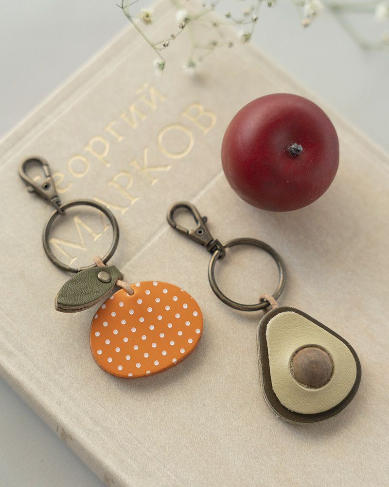 新たな仲間が新登場シンプルな鍵にアクセントを「森の果実 キーリング　みかん・アボカド」